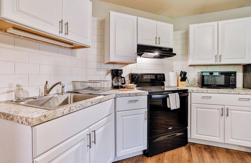 Weston Apartment | Jelinek Hideaway Unit 7 - Modern 1BR Apartment