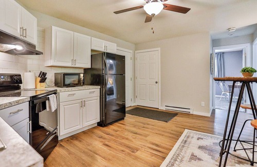 Weston Apartment | Jelinek Hideaway Unit 7 - Modern 1BR Apartment