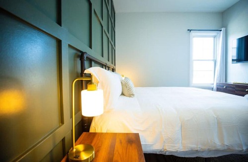 Federal Hill Apartment | Jennifer's Broadway Cozy Gem w Fireplace King Bed
