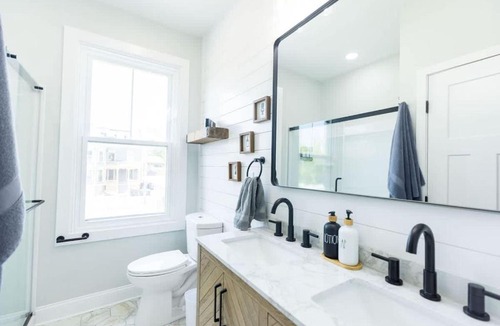 Federal Hill Apartment | Jennifer's Broadway Cozy Gem w Fireplace King Bed