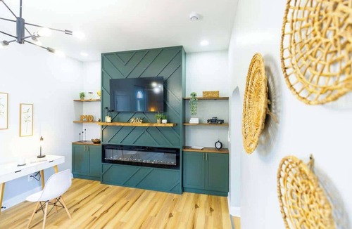 Federal Hill Apartment | Jennifer's Broadway Cozy Gem w/Fireplace King Bed