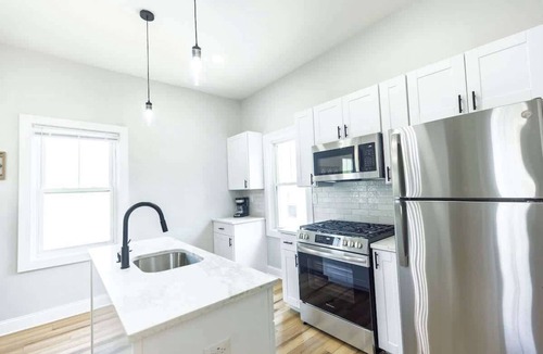Federal Hill Apartment | Jennifer's Broadway Cozy Gem w/Fireplace King Bed