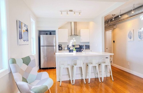 Federal Hill Apartment | Jennifer’s Getaway: Stunning Views & Private Deck