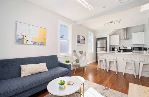 Federal Hill Apartment | Jennifer’s Getaway: Stunning Views & Private Deck