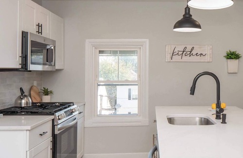 Federal Hill Apartment | Jennifer's Modern & Comfy Broadway Walkable Stay