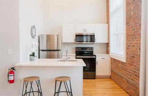College Hill Apartment | Jennifer's Riverfront Loft State House Views