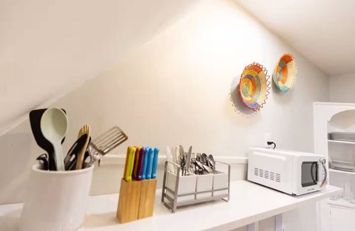 College Hill Apartment | Jennifer’s Unique Loft Near Brown 2 Parking Spots
