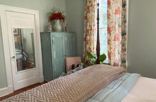 Laurel Bed & Breakfast | Jenny's Downtown Hideaway Bed and Breakfast