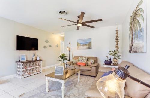 Beach Club Colony House | Jensen Beach Home: Walk to Beach Access!