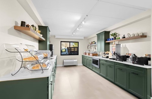 Tinton Falls Hotel | Jersey Shore 2 Queen Suite Bar, Pool & Gym