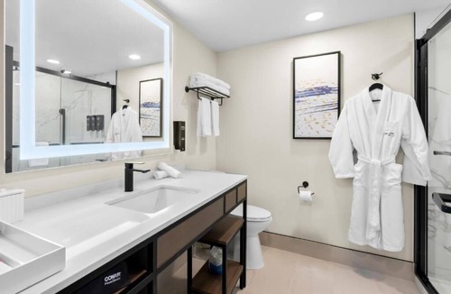Tinton Falls Hotel | Jersey Shore 2 Queen Suite Bar, Pool & Gym