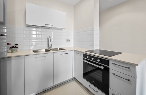Nachlaot Apartment | Jerusalem Gem: Modern Flat, Balcony & City Center