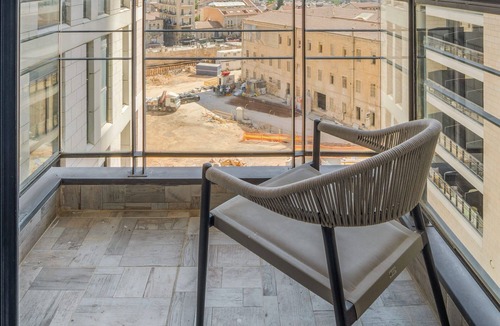 Nachlaot Apartment | Jerusalem Gem: Modern Flat, Balcony & City Center