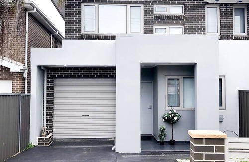 Fairfield Heights House | Jewel in the West - 5 bedrooms duplex with modern designs