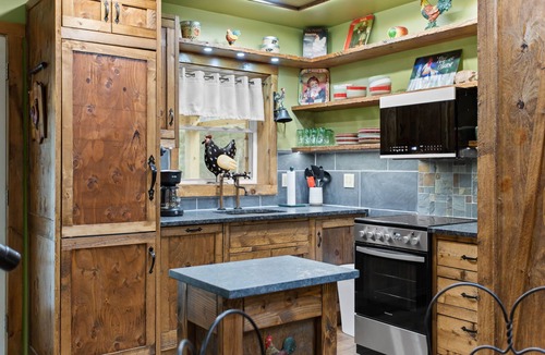 Jim Thorpe Cabin | Jim Thorpe Rustic Cabin With Hot Tub, EV Charger, BBQ Grill & Outdoor Games!