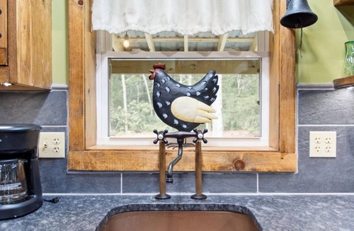 Jim Thorpe Cabin | Jim Thorpe Rustic Cabin With Hot Tub, EV Charger, BBQ Grill & Outdoor Games!