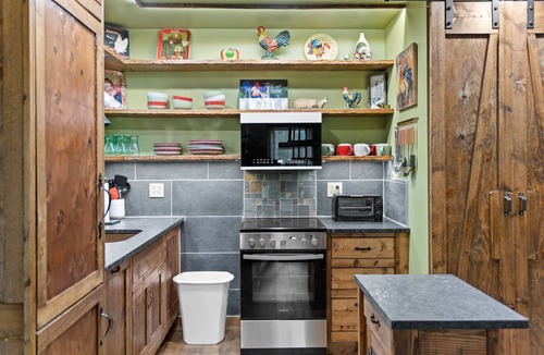 Jim Thorpe Cabin | Jim Thorpe Rustic Cabin With Hot Tub, EV Charger, BBQ Grill & Outdoor Games!