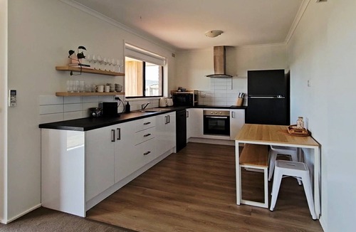 Warrnambool House | Jimmara Sands: Central home close to shops and beach