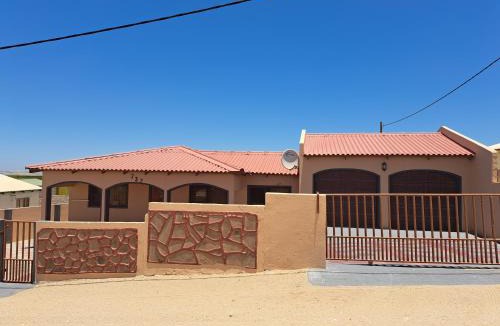 Luderitz House | JJP SELF CATERING - Three bedroom house