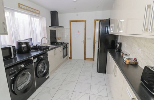 West Bromwich Cottage | JMG HOUSE, family friendly, with a garden in West Bromwich