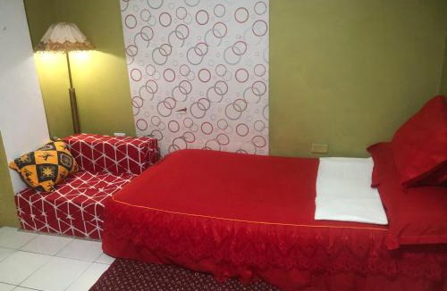 Quezon City House | JOHNFONZ BUILDING Romantic Room