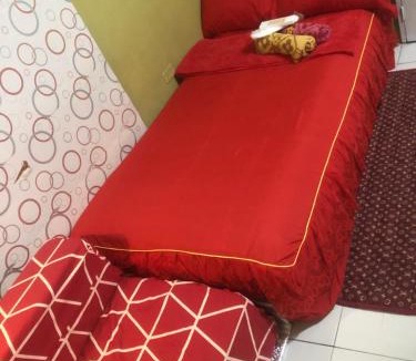 Quezon City House | JOHNFONZ BUILDING Romantic Room