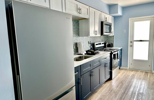 Madeira Beach Apartment | Johns Pass Retreat 1~Walk to 100+ Vendors & Beach