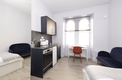 Newington Apartment | JOIVY Chic studio w/desk near Holyrood Park