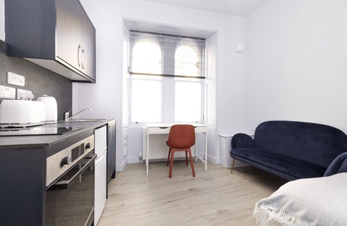 Newington Apartment | JOIVY Chic studio w/desk near Holyrood Park