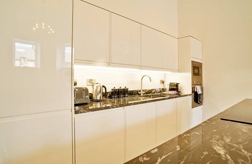 New Town Apartment | JOIVY Luxury George Street Apartments: Edinburgh Suite