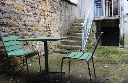 Lons-le-Saunier Apartment | joli 2 pièces avec cour privée