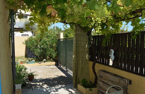 Carpentras Apartment | Joli Studio Avec Terrasse, Jardin et Piscine