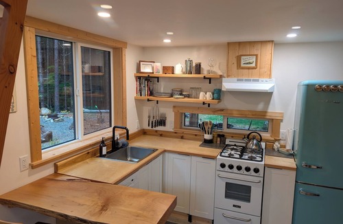 Juan de Fuca Electoral Area Cabin | Jordan River~Pipers Nest~w/ Outdoor Clawfoot Bath Tub and Fire Pit
