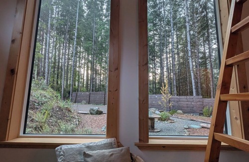 Juan de Fuca Electoral Area Cabin | Jordan River~Pipers Nest~w/ Outdoor Clawfoot Bath Tub and Fire Pit