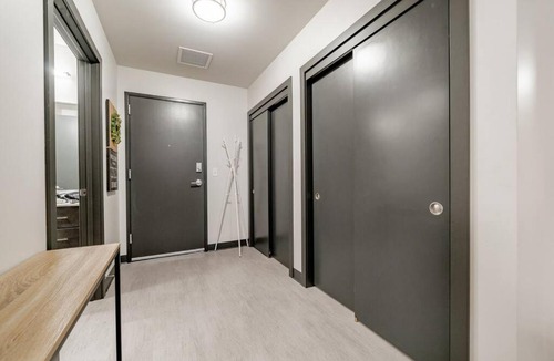Westown Apartment | Journal Commons 425 Glamorous 1BR Suite Fast WIFI Fiser Forum