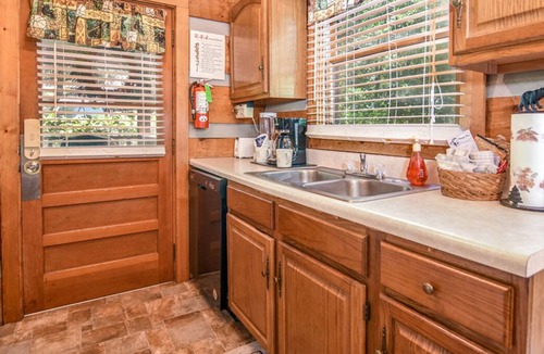 Sevierville Cabin | JOYFUL MEMORY ~ HOT TUB ~ ONLY 6 MILES FROM THE MAIN STRIP