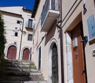 Castel di Ieri House | ju pretore