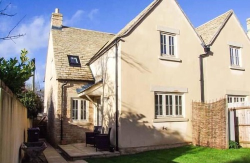 Cheltenham Cottage | JUBILEE MEWS, pet friendly, with a garden in Andoversford