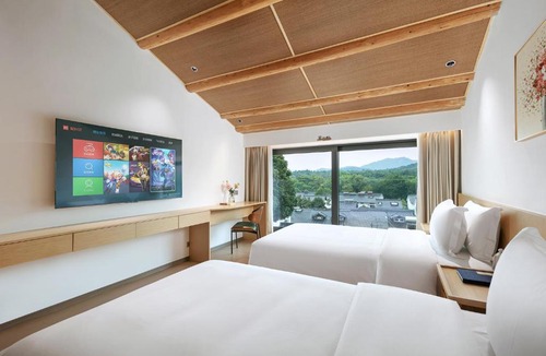 Xihu Hotel | Jun hade on hillside
