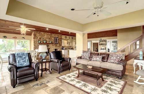 Crystal River House | “JUN/JUL SOLD OUT! AUG/SEP SALE” KINGS BAY, 4 Bedrooms, Decks, 2 Docks,400 shore