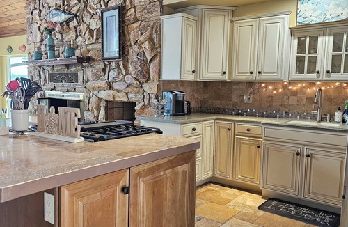 Crystal River House | “JUN/JUL SOLD OUT! AUG/SEP SALE” KINGS BAY, 4 Bedrooms, Decks, 2 Docks,400 shore