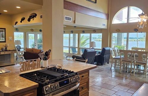 Crystal River House | “JUN/JUL SOLD OUT! AUG/SEP SALE” KINGS BAY, 4 Bedrooms, Decks, 2 Docks,400 shore