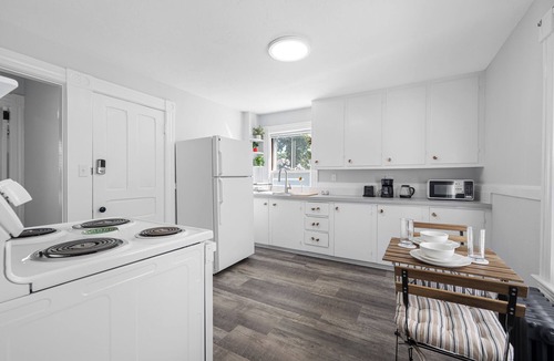 Worcester Apartment | June & West: central location, close to downtown, and 5 mins to airport