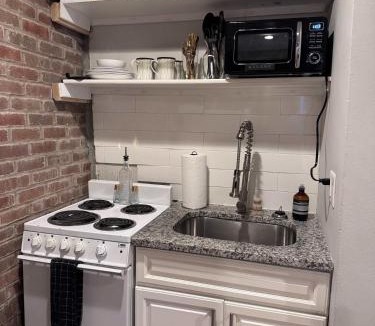 Short North Apartment | Jungle House Studio Suites - Short North & Convention Center