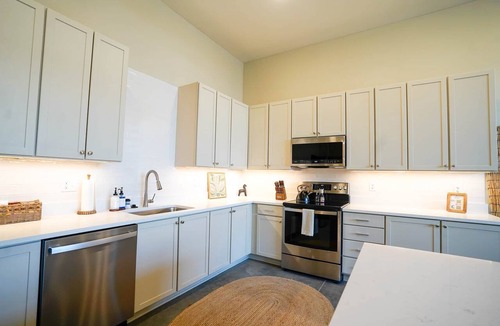 Oread Apartment | Jungle Jasper Suite - NEW Loft near Massachusetts!