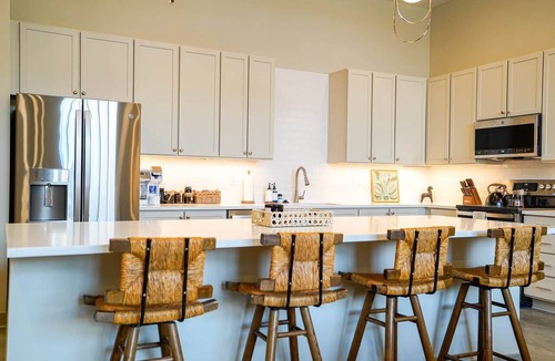 Oread Apartment | Jungle Jasper Suite - NEW Loft near Massachusetts!