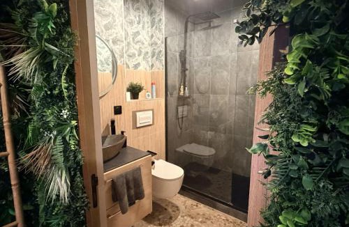 Narbonne Apartment | JUNGLE SUITE - Jacuzzi - Centre - Clim by Narbana