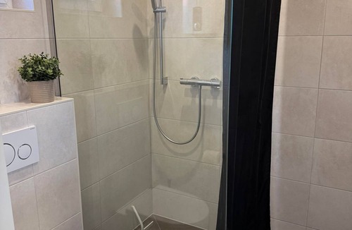 Ober-Florsheim Bed & Breakfast | Junior Suite, bath, WC, comfort - Gästehaus Schröder