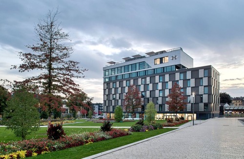 Schwaebisch Gmuend Apartment | Junior Suite Silber mit Panoramafenster und King Size Boxspringbett