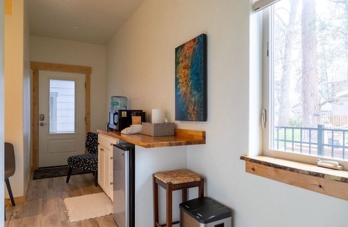 Sisters Apartment | Juniper Studio | Walk to Sisters | Sleeps 2
